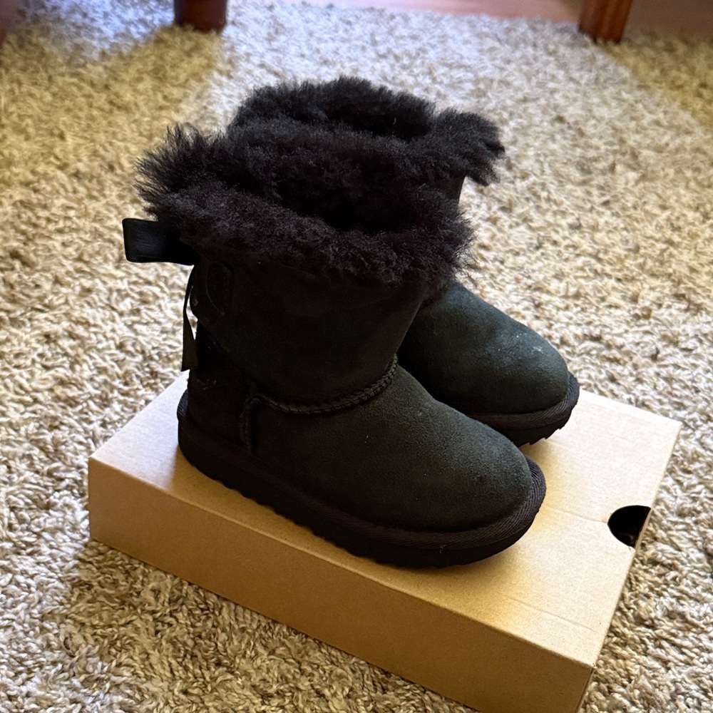 Rarely Worn Kid’s UGG Boots 🤍 - Picture 2 of 9